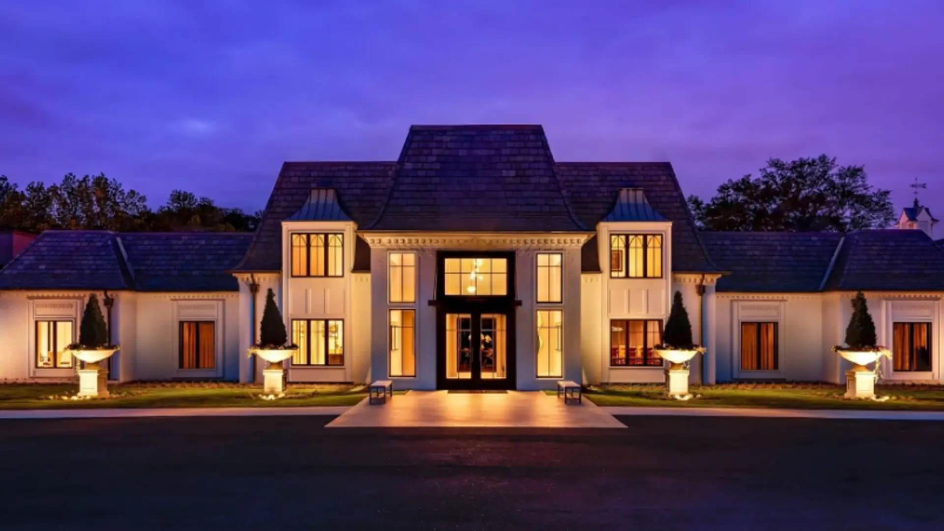 Hotel Hartness illuminated at dusk