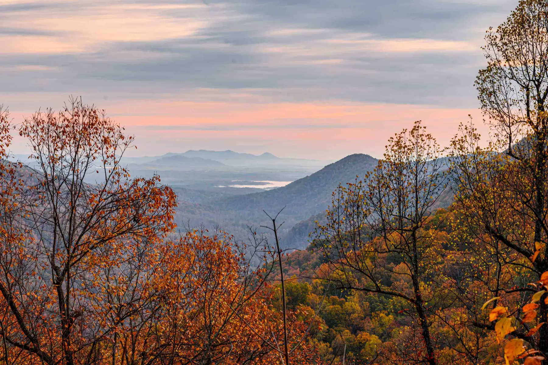 Autumn colours across the Smoky Mountains at dawn